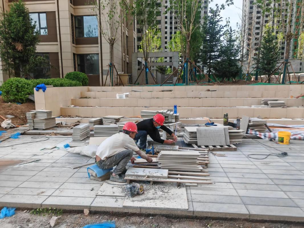 天潤一期園林綠化工程啟動，樹木入場與鋪磚同步推進